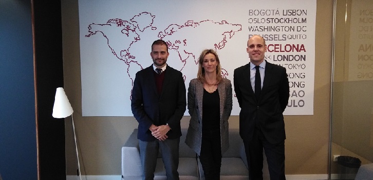 Anna Gener, presidenta de Savills AN Barcelona, con Hipólito Sánchez, director de oficinas en España, y Carlos Bajo, director de oficinas capital market Récord histórico en el mercado de oficinas de Barcelona capta 1.700 millones de euros